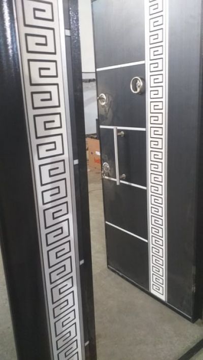 Porte métallique blindée noir et blanc